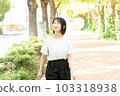 走在綠色 03 的女人 103318938