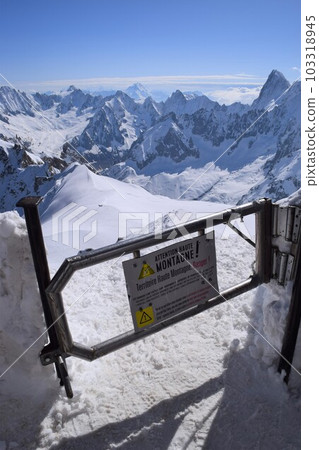 從 Aiguille du Midi 天文台俯瞰歐洲阿爾卑斯山 從 Aiguille du Midi 天文台俯瞰歐洲阿爾卑斯山 103318945