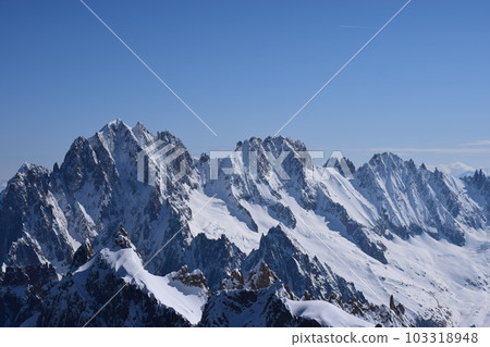 從 Aiguille du Midi 天文台俯瞰歐洲阿爾卑斯山 103318948