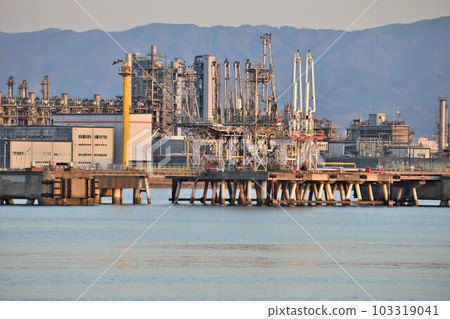 Sakai Senboku Rinkai Industrial Zone in the evening (Takaishi City and Sakai City, Osaka Prefecture) Video available 103319041