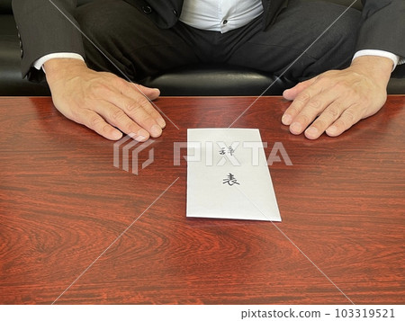 提交辭職信的公司員工 103319521