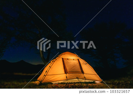 露營地滿天星斗的天空 露營地滿天星斗的天空 103321657