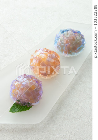 Transparent Japanese sweets with a hydrangea motif (Kingyokukan) 103322289