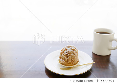 盤子裡的萬寶龍餡餅和咖啡 盤子裡的萬寶龍餡餅和咖啡 103322794