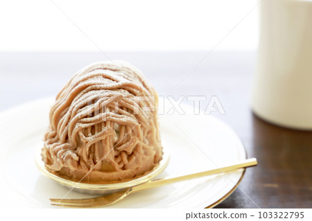 盤子裡的萬寶龍蛋糕和咖啡 盤子裡的萬寶龍蛋糕和咖啡 103322795