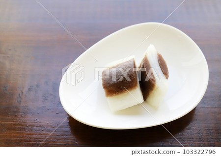 白色盤子裡的鯨魚羊羹 103322796