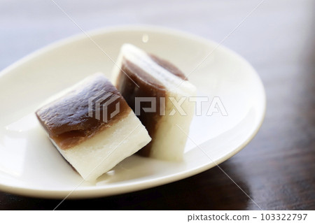 白色盤子裡的鯨魚羊羹 白色盤子裡的鯨魚羊羹 103322797