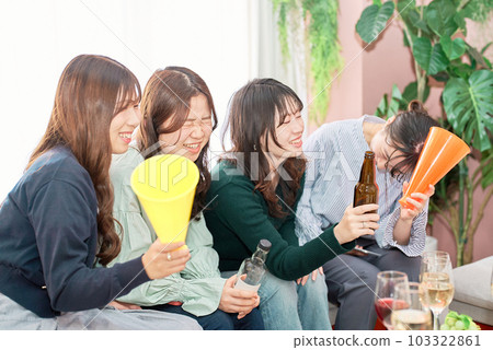 4 women who are disappointed in watching sports 103322861