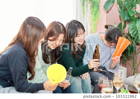 4 women who are disappointed in watching sports 103322862