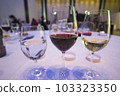 婚禮或派對桌上的葡萄酒和香檳 103323350