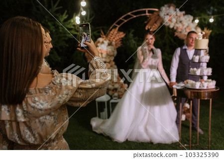newlyweds happily cut and taste the wedding cake 103325390