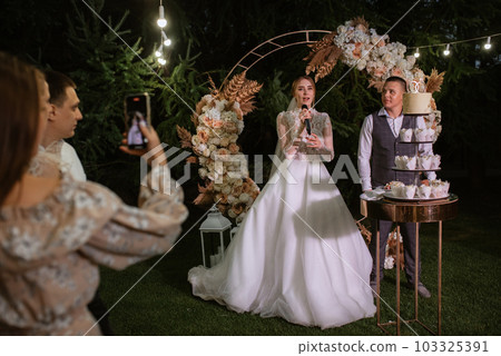 newlyweds happily cut and taste the wedding cake 103325391