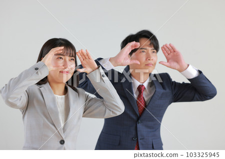 遠眺的女商人和商人_1 103325945