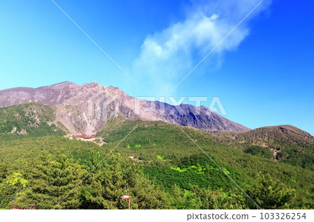 [Kagoshima Prefecture] Summit of Sakurajima (crater) seen from Yunohira Observatory on a clear day 103326254