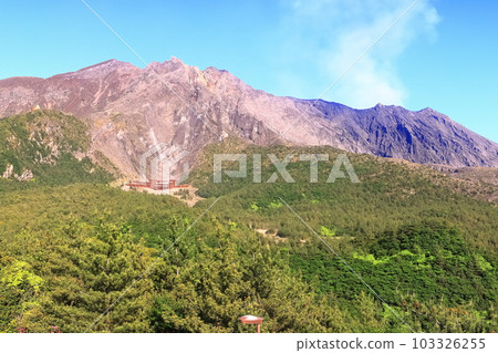 [Kagoshima Prefecture] Summit of Sakurajima (crater) seen from Yunohira Observatory on a clear day 103326255