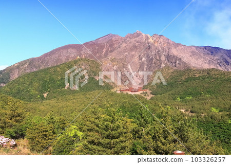 [Kagoshima Prefecture] Summit of Sakurajima (crater) seen from Yunohira Observatory on a clear day 103326257