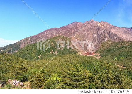 [Kagoshima Prefecture] Summit of Sakurajima (crater) seen from Yunohira Observatory on a clear day 103326259