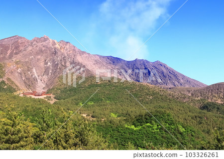 [Kagoshima Prefecture] Summit of Sakurajima (crater) seen from Yunohira Observatory on a clear day 103326261