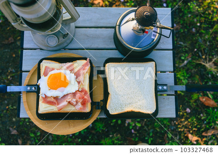 Make hot sandwiches for breakfast at camp 103327468