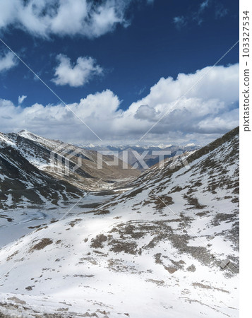 從 Khardung La,Ladakh,印度 / Khardung La Pass 查看 從 Khardung La,Ladakh,印度 / Khardung La Pass 查看 103327534
