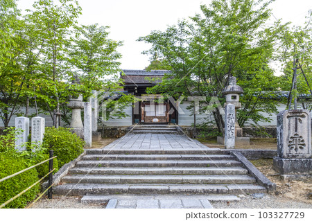 清晨三重戶中門總本寺仁和寺 清晨三重戶中門總本寺仁和寺 103327729