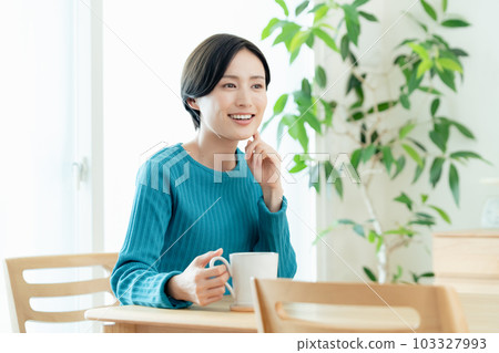 在客廳喝熱飲放鬆的女人 103327993