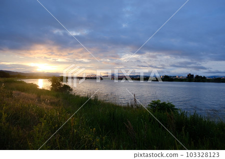 on the riverbed in the morning 103328123
