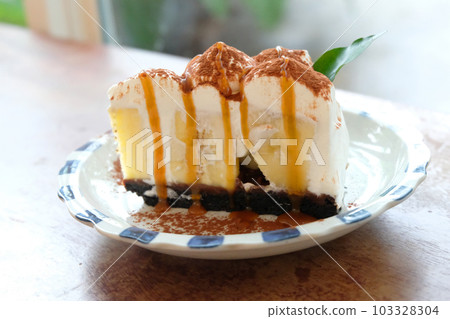 Vanilla and wipping cream cake Vanilla and wipping cream cake 103328304