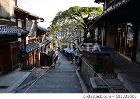 日本春天的京都，清水寺三寧坂周圍的街景和老房子和商店 103329503