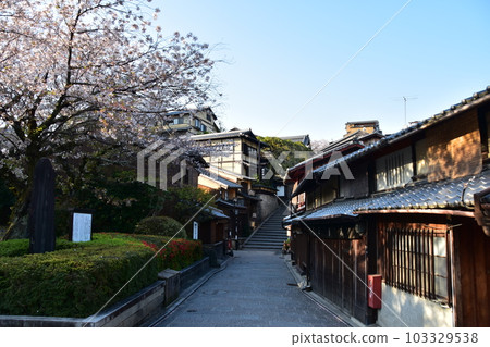 日本春天的京都、清水寺周圍的城市景觀、復古的購物街和鵝卵石小巷 日本春天的京都、清水寺周圍的城市景觀、復古的購物街和鵝卵石小巷 103329538