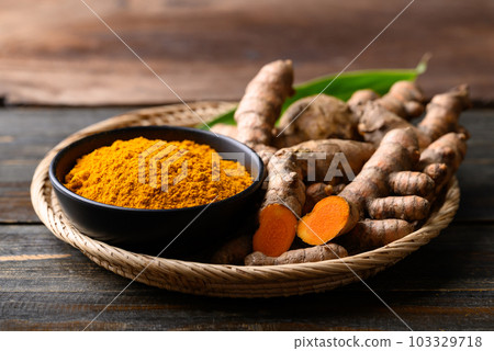Turmeric powder and fresh turmeric (Curcuma, curcumin) Turmeric powder and fresh turmeric (Curcuma, curcumin) 103329718