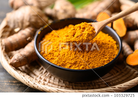 Turmeric powder and fresh turmeric (Curcuma, curcumin) Turmeric powder and fresh turmeric (Curcuma, curcumin) 103329725