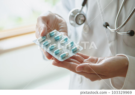 A woman's hand offering medicine Medical image material 103329969