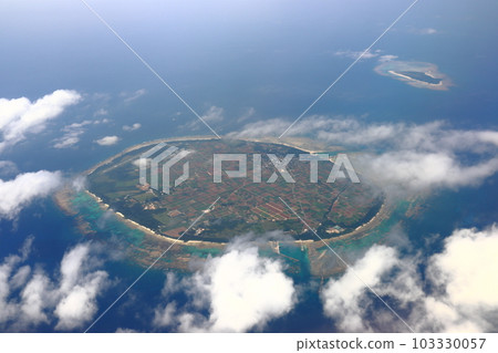 The sky above Tarama Island and Minna Island (Tarama Village, Okinawa Prefecture) The sky above Tarama Island and Minna Island (Tarama Village, Okinawa Prefecture) 103330057