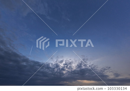 傍晚的天空和被西邊蔓延的烏雲覆蓋的尾跡・春天・超廣角・主要是天空・230526pm 103330134