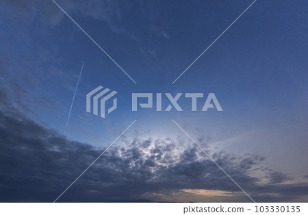 傍晚的天空和被西邊蔓延的烏雲覆蓋的尾跡・春天・超廣角・主要是天空・230526pm 傍晚的天空和被西邊蔓延的烏雲覆蓋的尾跡・春天・超廣角・主要是天空・230526pm 103330135