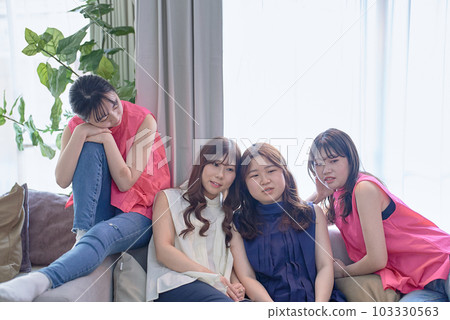 四個女人在房間裡放鬆 103330563