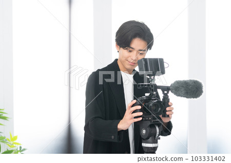 Rookie cameraman shooting for video distribution Rookie cameraman shooting for video distribution 103331402