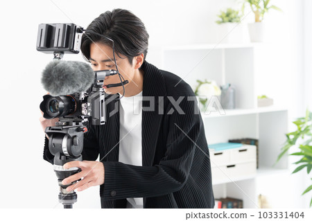 Rookie cameraman shooting for video distribution Rookie cameraman shooting for video distribution 103331404