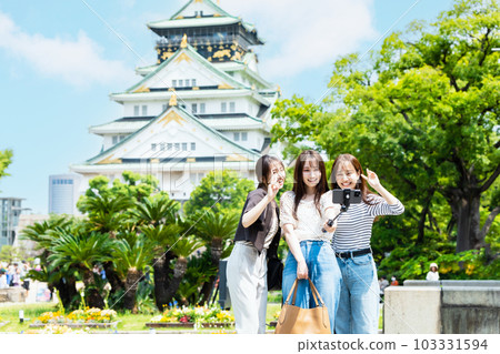 女子之旅 在大阪城天守閣前拍紀念照 103331594