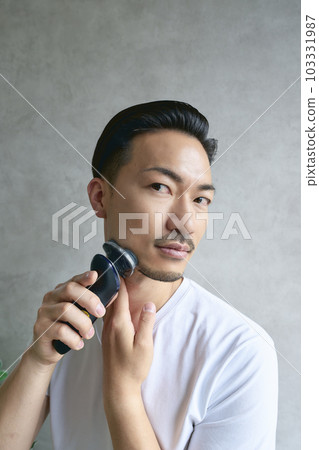 男人刮鬍子 男人刮鬍子 103331987