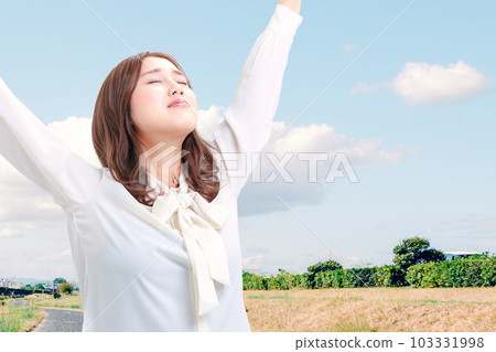 在公園深吸一口氣的年輕女商人 在公園深吸一口氣的年輕女商人 103331998