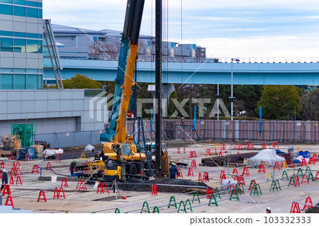 建築工地上的起重機在多雲的天空 建築工地上的起重機在多雲的天空 103332333