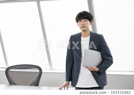 年輕商人與筆記本電腦的肖像 103332982