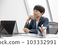 在筆記本電腦上工作的年輕商人 103332991