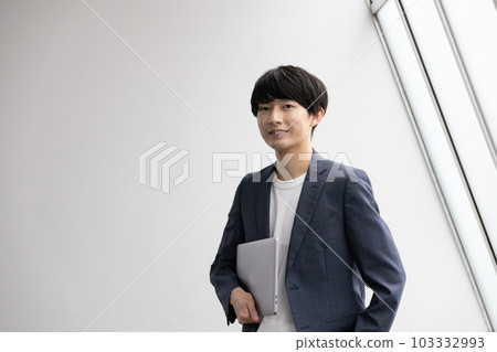 A young businessman with a laptop 103332993