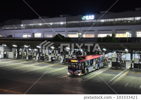 新潟 新潟市 新潟站萬代口巴士總站夜景 新潟 新潟市 新潟站萬代口巴士總站夜景 103333421