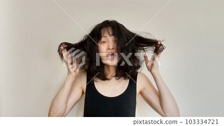 雨季濕漉漉頭髮難打理的日本女性 雨季濕漉漉頭髮難打理的日本女性 103334721