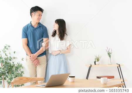 情侶微笑依偎 103335743