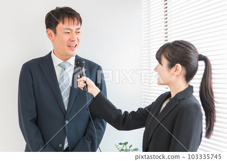 一位身穿西裝、面帶微笑的亞裔男子正在接受采訪 一位身穿西裝、面帶微笑的亞裔男子正在接受采訪 103335745